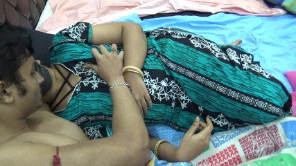 पति और पत्नी विभिन्न पोज़ में चुदाई कर रहे हैं