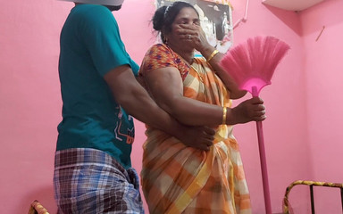 मेरी सौतेली माँ के बड़े स्तनों और चूत के साथ खेला और सेक्स किया