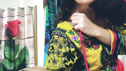 हॉट सेक्सी मिल्फ सौतेली माँ सौतेले बेटे का लंड चूसती है जबकि पति बाहर है