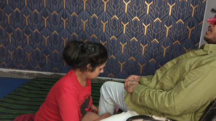 एक धक्का-मुक्की करने वाली गरीब लड़की काम मांगने आई और मालिक ने फायदा उठाया