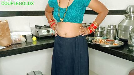 चलो कोमल, सुबह बेडरूम में बर्तन धो लेना