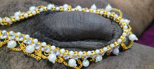 सौतेली माँ अपने सौतेले बेटे को आभूषणों के साथ छोटे लंड से हैंडजॉब