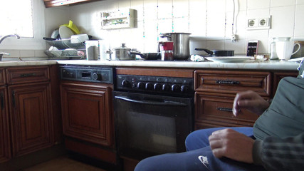 परिपक्व सौतेली माँ उसके कामुक सौतेले बेटे हस्तमैथुन के बाद सह