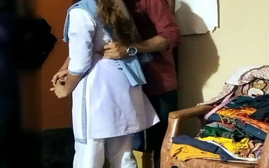 देसी टीचर ने ट्यूशन पढ़ने आई छात्रा को छोड़ा