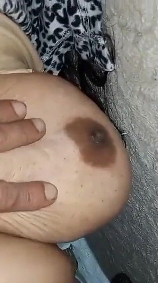 जब सौतेली माँ सफ़ाई करते समय बिस्तर के नीचे फंस गई तो उसने कसकर गधे से गुदा मैथुन किया