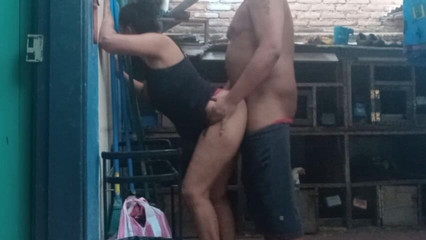 भारतीय सौतेली माँ कपड़े धो रही थी, मैं उसकी स्वादिष्ट गांड को नहीं देख सका और मैंने चुपके से उसकी चुदाई कर दी