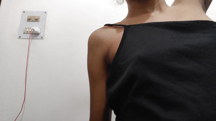 हॉट क्यूट लड़की झाँक कर बिल्ली के साथ खेल रही है