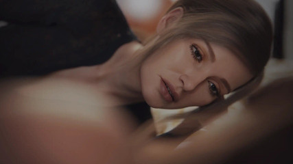 दो खूबसूरत लड़कियाँ एक दूसरे से शरारती बातें कर रही हैं