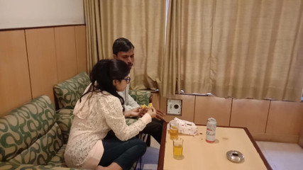 हॉट इंडियन लड़की अपने बॉयफ्रेंड के लंड की सवारी कर रही है