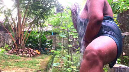 भारतीय देसी भाभी बाहर पारदर्शी नाइटी और चमकती पड़ोसी पहनकर नहा रही हैं