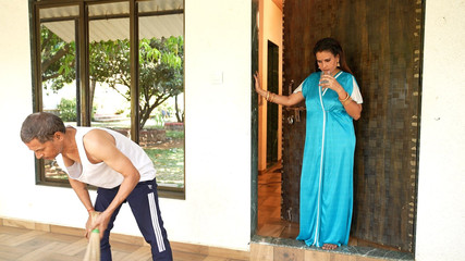 भारतीय ठाकुर की पत्नी ने उसे बिना किसी कारण के छोड़ दिया