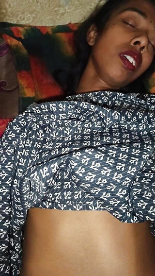 पार्टी में देसी सौतेली बेटी को झूठ बोलते देख सौतेले पिता ने सौतेली बेटी के साथ सेक्स किया।