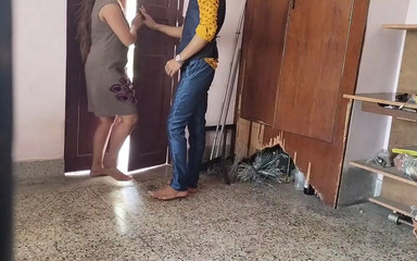 ऑफिस स्टाफ हॉल रूम में अपने सीनियर के साथ चुदाई कर रहा है