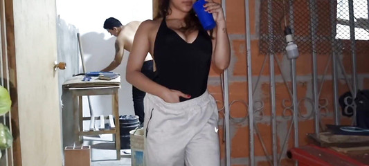 जिस पेंटर को मैंने काम पर रखा था उसके साथ मैंने अपना कौमार्य खो दिया, सौतेले पिता ने मेरे मुँह में अपना दूध पिलाया, उसने मेरे स्तनों को चोदा, उसने मुझे बहुत अच्छी तरह से चोदा