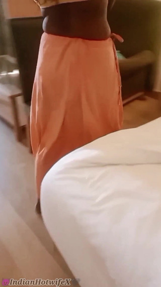 तमिल देसी स्लटवाइफ रेनू डीपथ्रोट ब्लोजॉब टू बुल, कूक वॉचेस! Indianhotwifex