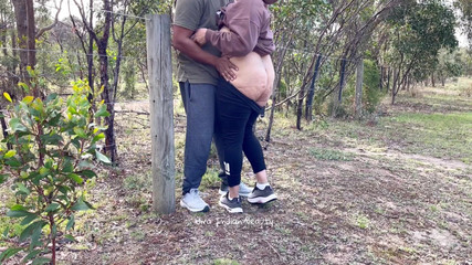 देसी पत्नी का लंबी पैदल यात्रा के दौरान आउटडोर अफेयर चल रहा है