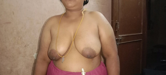 मेरी भाभी अपने भावमदी घर में खड़ी थी और मैं उसके लटकते हुए बड़े स्तनों को देखकर आनंद ले रहा था और अब वह एच दिखा रही थी