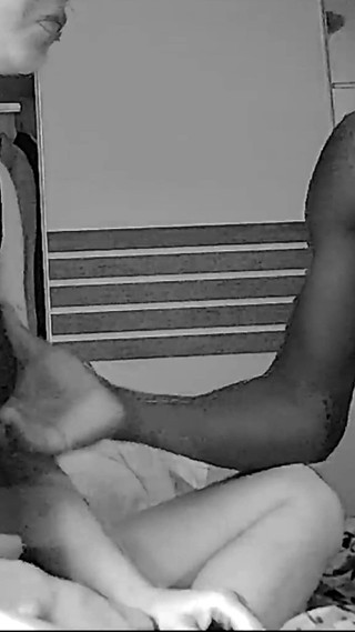 पति अपने बीबीसी सुरक्षा गार्ड को घर लाता है और अपनी गोरी पत्नी को पूरी तरह आत्मसमर्पण करते हुए देखता है