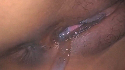 हॉट देसी पूर्व प्रेमिका गीली बिल्ली के साथ घर में बनी क्रीमपाइ के साथ खेल रही है