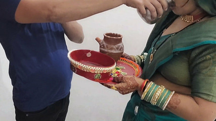 मैं एक हॉट पुलिस वाला हूं, हम ट्रीसम के बारे में सोच रहे हैं