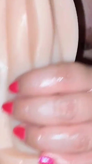 मेरे सौतेले बेटे को उसके खिलौने से हैण्डजॉब