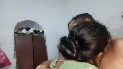 सौतेली बहन ने उसे अकेला देखकर उसका फायदा उठाया और उसका लंड चूसा और उसके साथ सेक्स किया