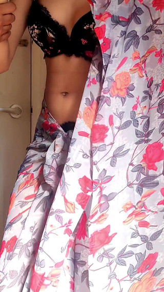 व्यभिचारी पति की भारतीय देसी पत्नी पति के दोस्त के लंड का आनंद लेते हुए हिंदी बोलती है और ज़ोर से कराहती है