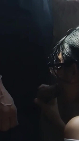 सुंदर सौतेली बेटी सौतेले पिता को चूस रही है