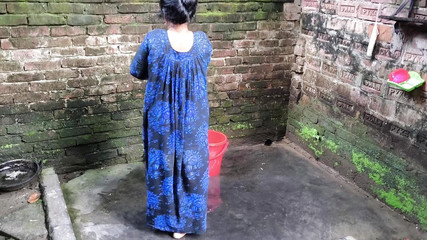 मैंने अपनी सौतेली चाची को नहाते समय पकड़ लिया और उसे चोदना शुरू कर दिया