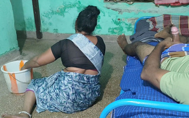 मैंने अपनी घरेलू नौकरानी के साथ हॉट सेक्स किया और अपना वीर्य उसकी चूत में डाला