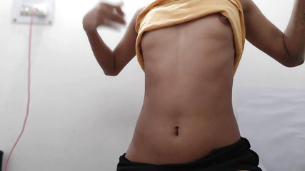 रसदार फीलिंग वाली हॉट क्यूट इंडियन लड़की जो उसके साथ मस्ती करना चाहती है