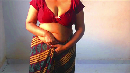 भारतीय सौंदर्य नुसरत भाभी अपनी बड़ी बिल्ली दिखा रही हैं