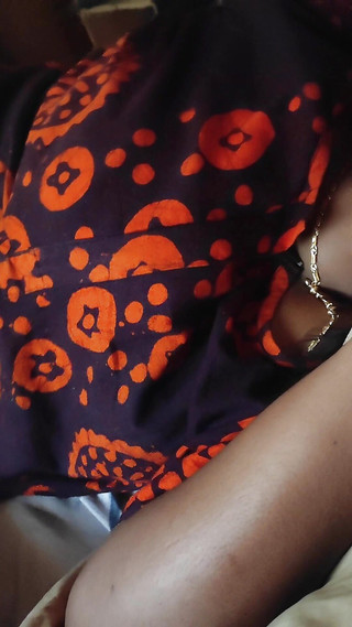 देसी भाभी पड़ोसी को दिखा रही है