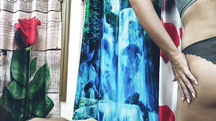 कामुक हॉटवाइफ वेबकैम पर विशाल बीबीसी लेती है