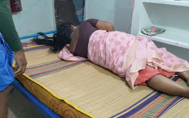 सौतेली माँ ने सौतेले बेटे के साथ दर्दनाक संबंध बनाए