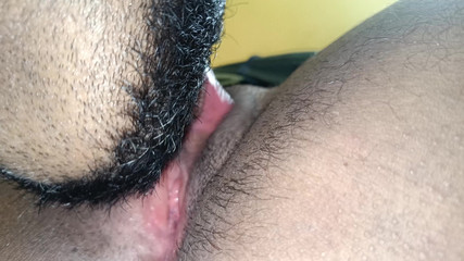 शादीशुदा आदमी अपनी सौतेली बेटियों का आनंद ले रहा है