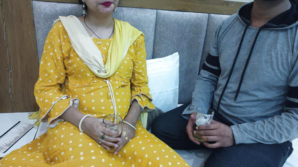 भारतीय देसी दोस्त की सौतेली माँ अपनी गोरी चूत में उंगली करते हुए मजे ले रही थी