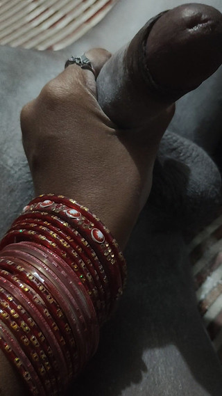 देसी भाभी ने मेरे डिक को जोर से चूसा