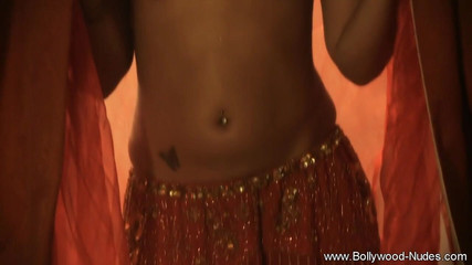 उसके नग्न शरीर को जीवित महसूस करना