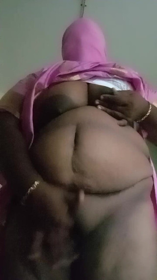 बेडरूम ड्रेस में गृहिणी परिवर्तन प्रदर्शन वीडियो