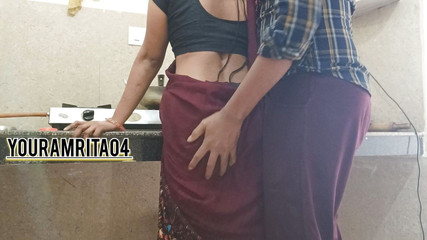 भारतीय देसी गाँव की रसोई में हस्तमैथुन