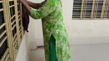 मैंने अचानक देखा कि मेरी बड़ी सौतेली बहन मेरे कमरे की सफ़ाई कर रही थी लेकिन मैंने उसे गले लगा लिया और उसकी गांड मारना शुरू कर दिया