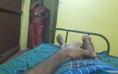 सौतेला बेटा मैं अपना लिंग हाथ में पकड़कर बिस्तर पर लेटा हुआ था, तभी अचानक मेरी सौतेली माँ वहाँ आई और मुझे देखकर चौंक गई।