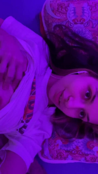 खूबसूरत मॉडल ने अपनी टाइट बिल्ली और खूबसूरत स्तन दिखाए