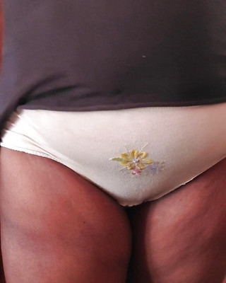 हॉस्टल के कमरे में मल्लू लड़की ड्रेस पहने हुए