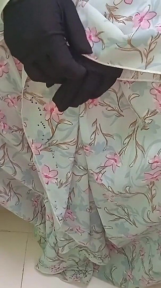 देसी हिजाबी हॉट भाभी अपने पड़ोसियों द्वारा