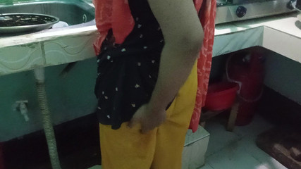 देसी भाभी की रसोई में चुदाई जब वह खाना बना रही थी