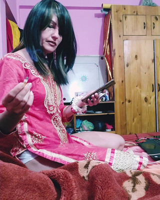 गर्म एमआईएलए मुर्गा चूसने से पहले धुआं हो जाता है