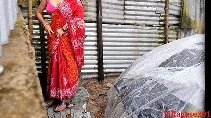 स्थानीय देसी गाँव की लड़की का आउटडोर में हार्डकोर सेक्स