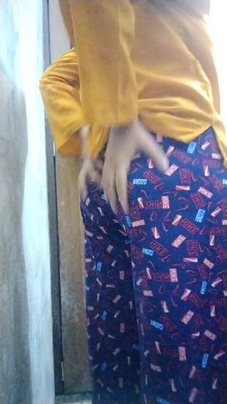 भारतीय विवाहित किशोर पत्नी ने गांड में तेल लगाया